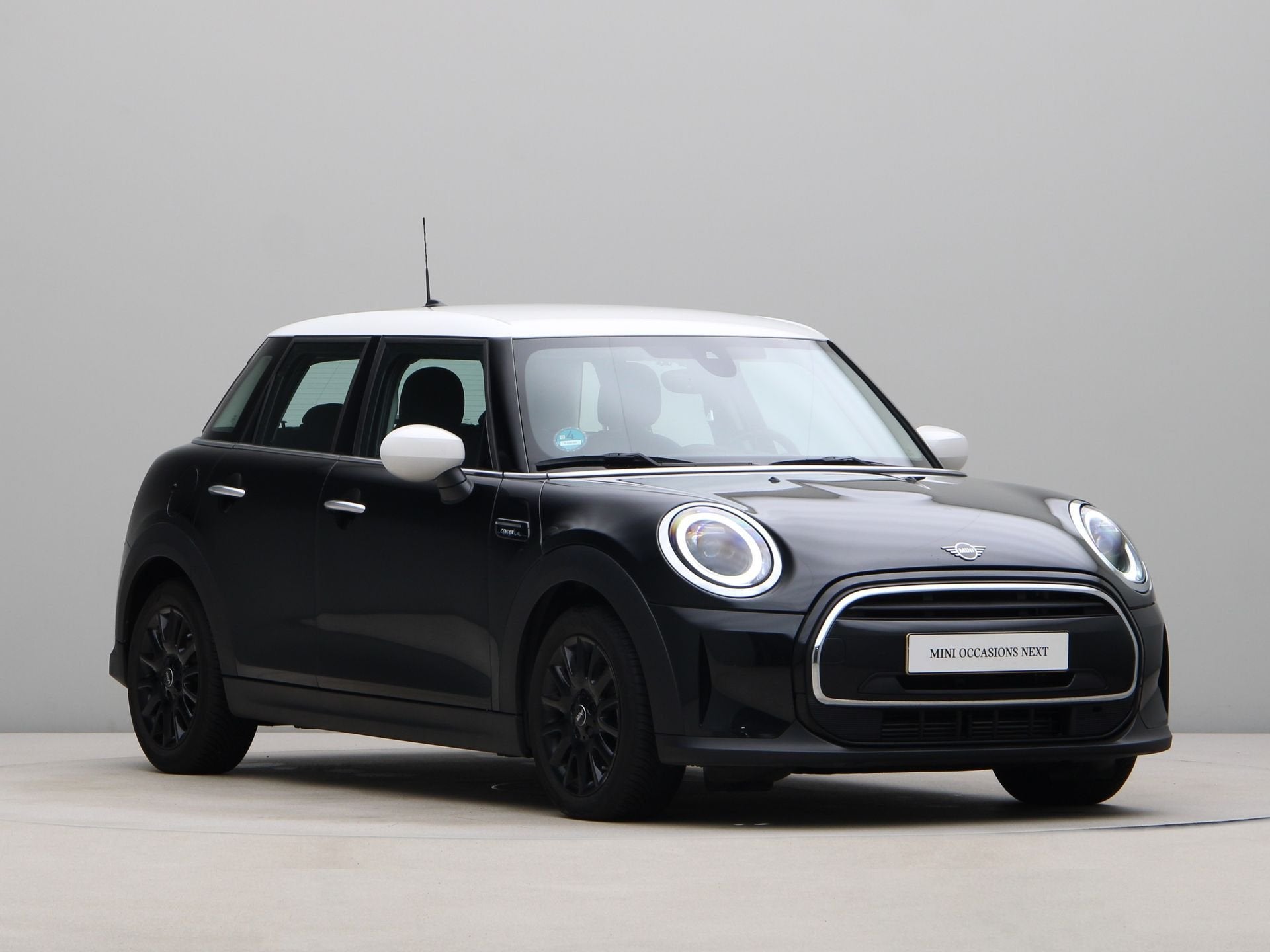 MINI 5-deurs Cooper Camden Edition Aut. (bj 2023, automaat), Auto's, Gebruikt, Met garantie (alle), Parkeersensor, Zwart
