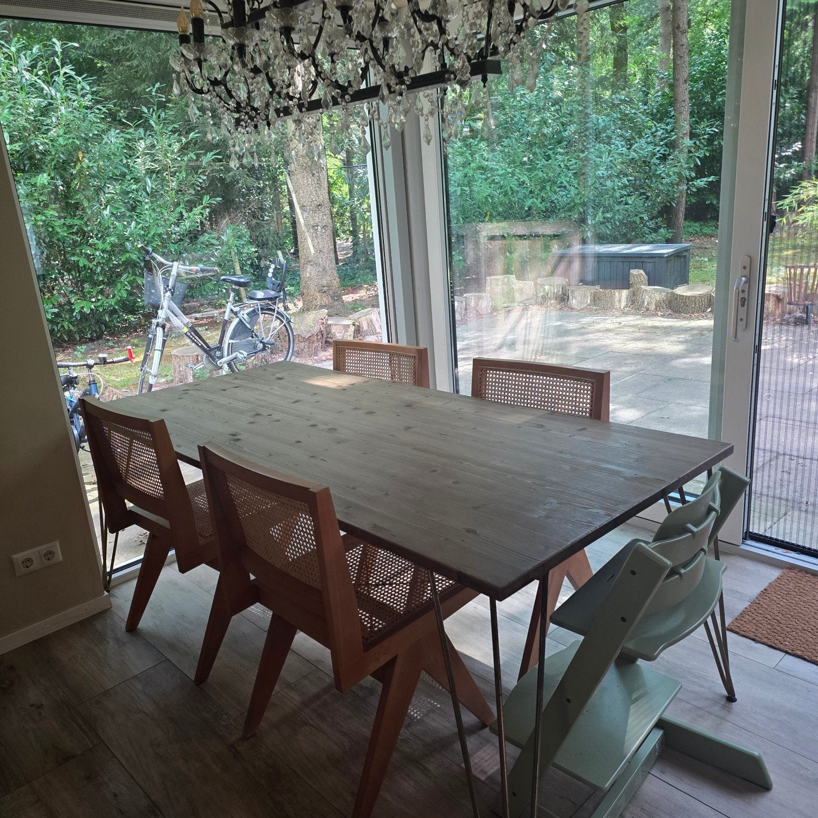Allon Dery eettafel 90x200 met 4 Pierre Jeanneret stoelen, Ophalen