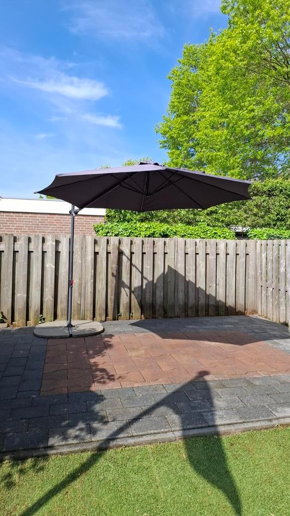 Grote parasol  met winterharde betonnen tegels en hoes, Ophalen, Gebruikt, 3 tot 4 meter, Zweefparasol