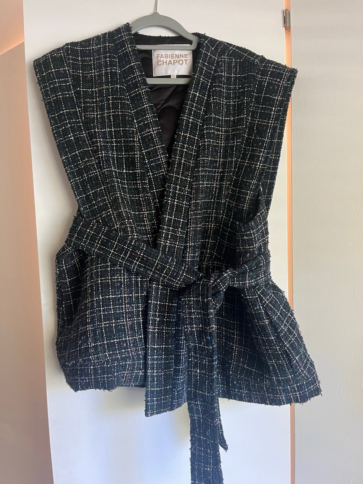 Fabienne Chapot tweed gilet met ceintuur, Ophalen of Verzenden, Zo goed als nieuw, Maat 38/40 (M), Zwart
