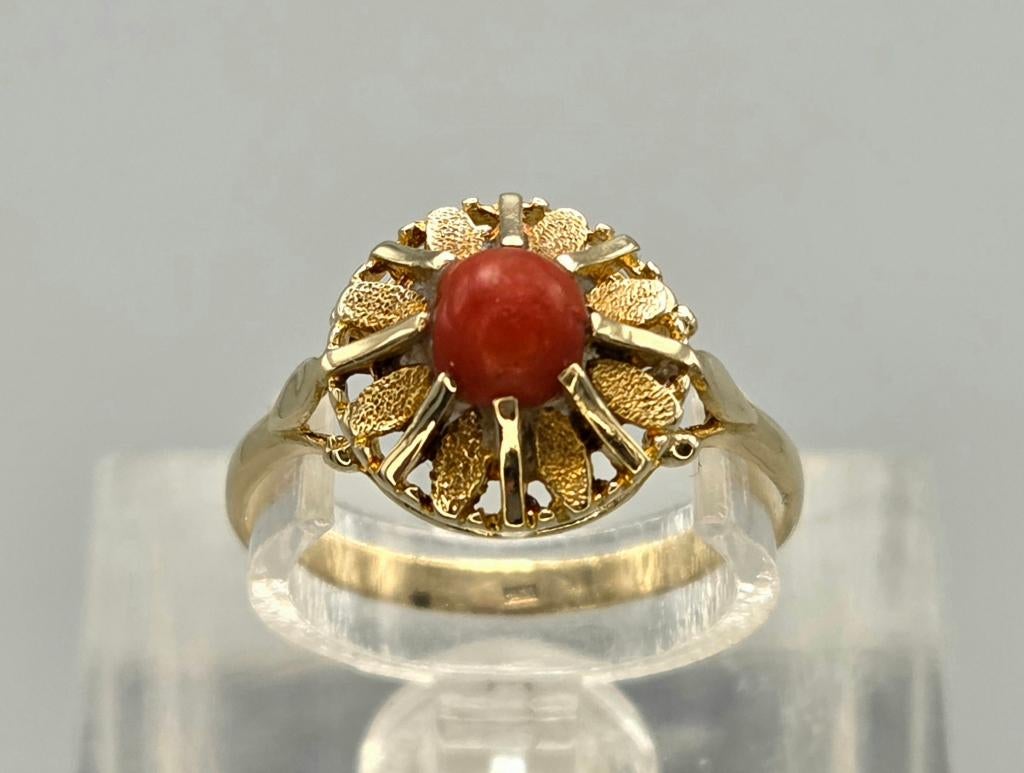 Vintage ring met bloedkoraal. 206/149., Ophalen of Verzenden, Goud, Ring, Met edelsteen