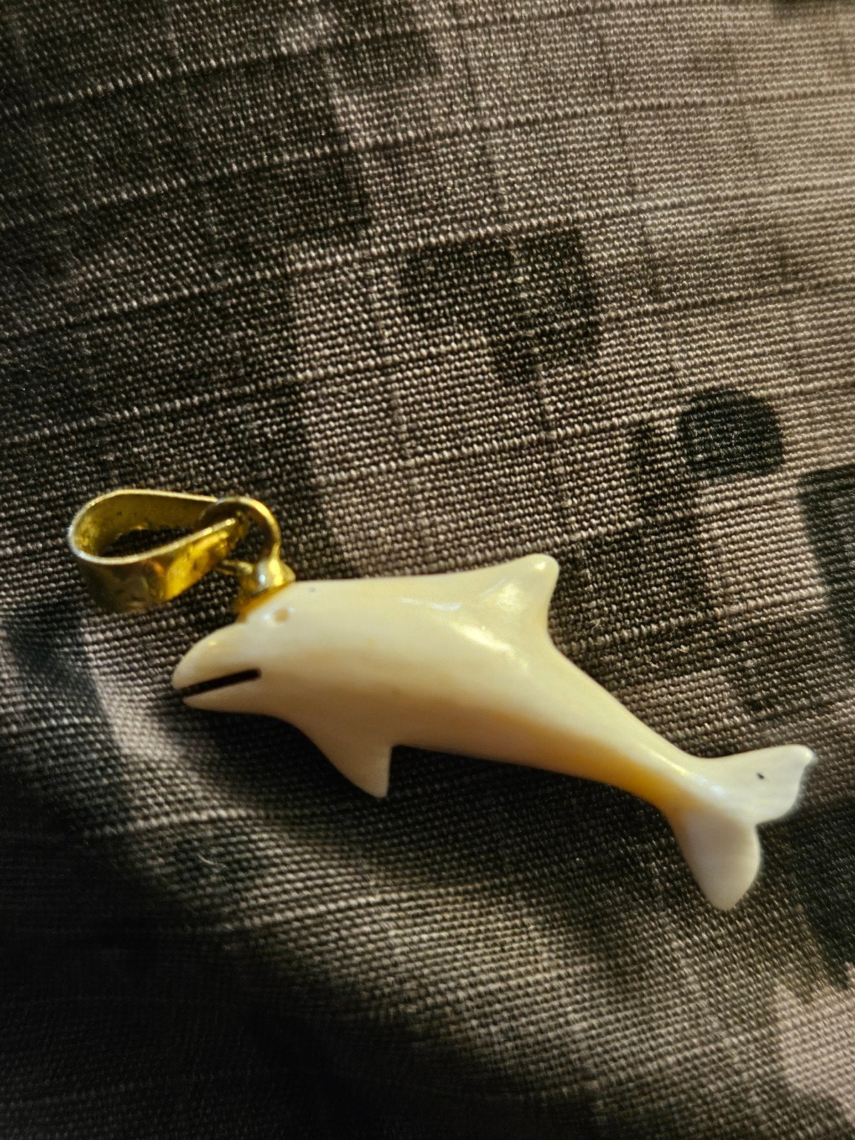 Vintage dolfijn hanger - Gebruikt, Overige materialen, Gebruikt, Beige, Ophalen of Verzenden