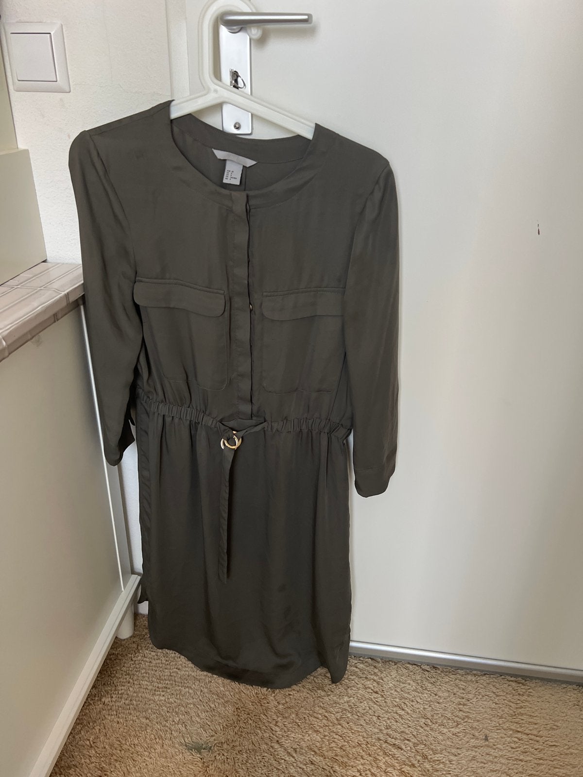 H&M kaki jurk met lange mouwen en ceintuur, Zo goed als nieuw, Knielengte, Groen, Ophalen