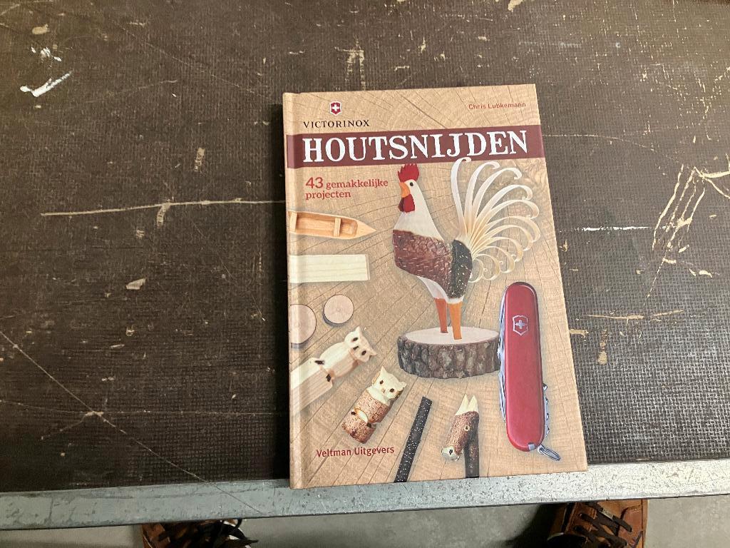 houtsnijden victorinox zwitsers zakmes, Boeken, Ophalen of Verzenden, Zo goed als nieuw, Houtbewerking