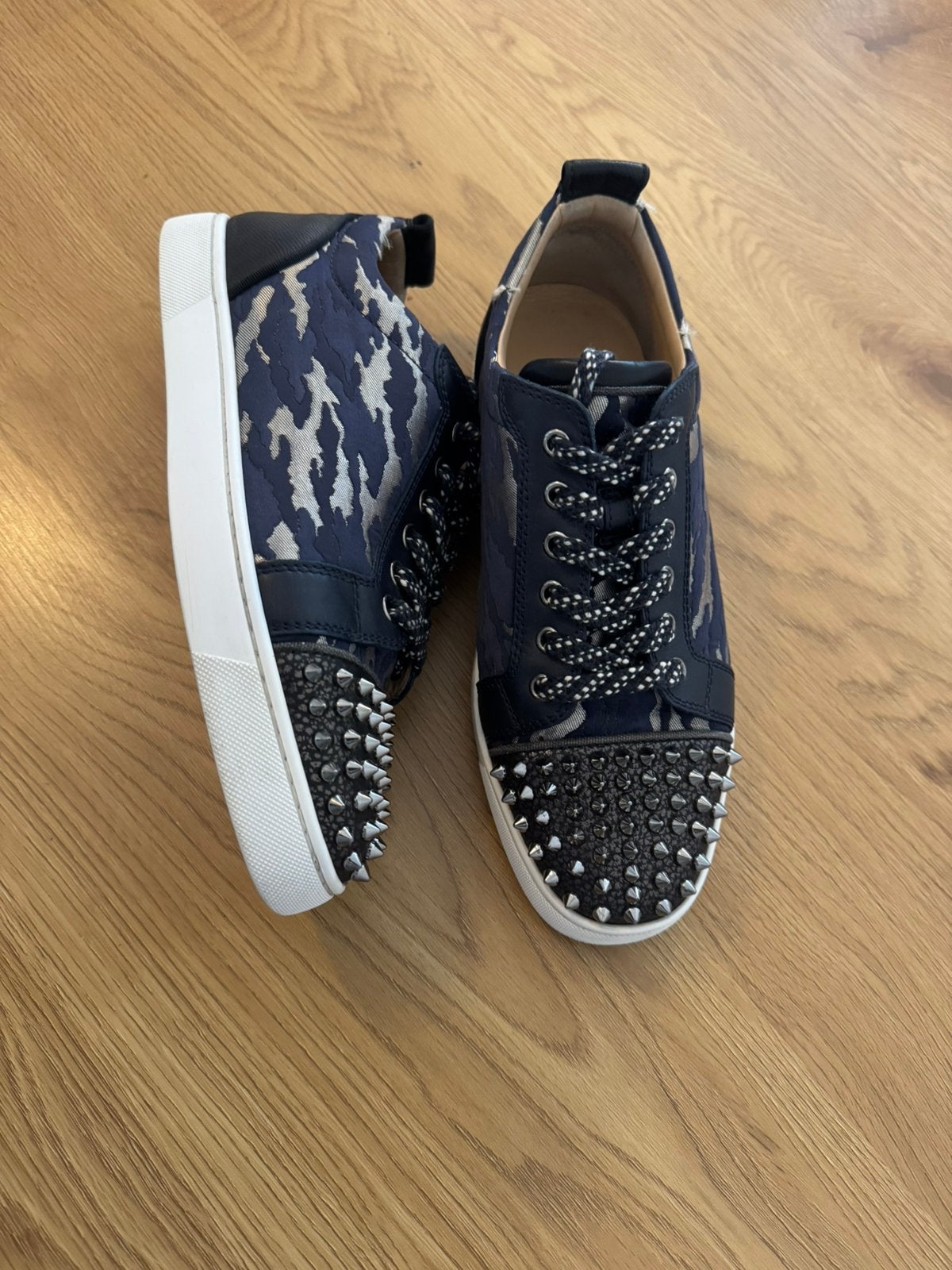 Christian Louboutin Louis Junior Spikes Camouflage - EU 41, Ophalen of Verzenden, Zo goed als nieuw, Overige kleuren