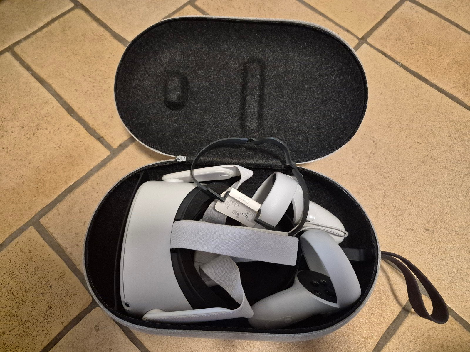 Oculus Quest 2 VR-headset/controllers/draagtas (lees tekst!), Ophalen, Zo goed als nieuw, VR-bril, Overige platformen
