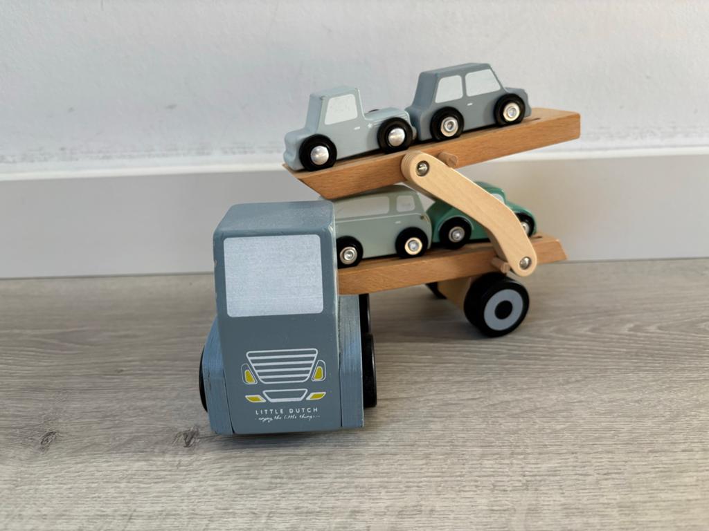 Little Dutch vrachtwagen met oplegger en autootjes, Kinderen en Baby's, Speelgoed | Houten speelgoed, Ophalen of Verzenden, Gebruikt