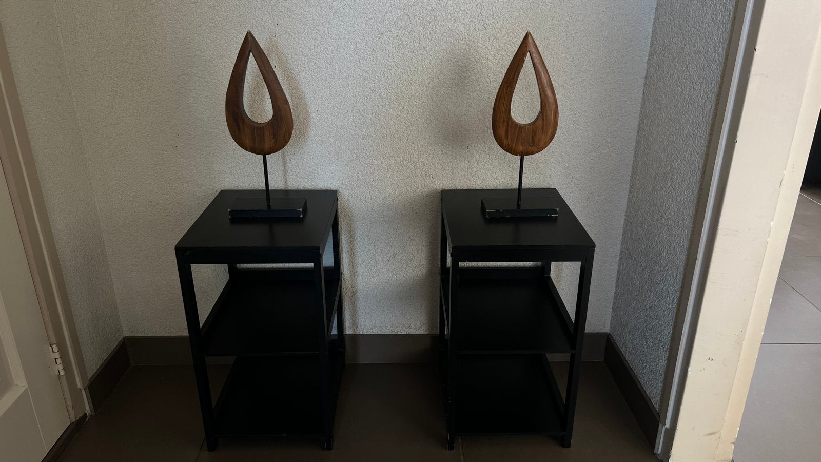 Set van 2 zwarte bijzettafels met houten decoratie, Minder dan 45 cm, Minder dan 55 cm, Gebruikt, Vierkant