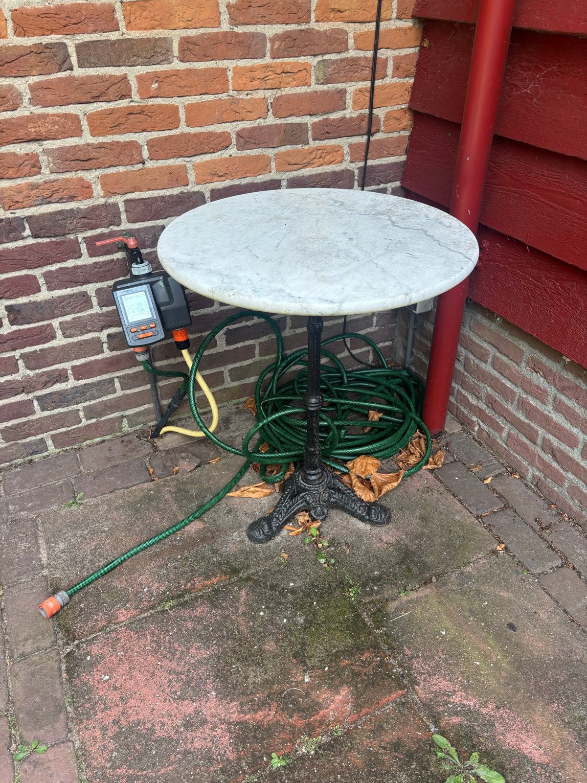 Ronde bistrotafel met marmeren blad en gietijzeren poot, Ophalen of Verzenden, Gebruikt, Rond, Overige materialen