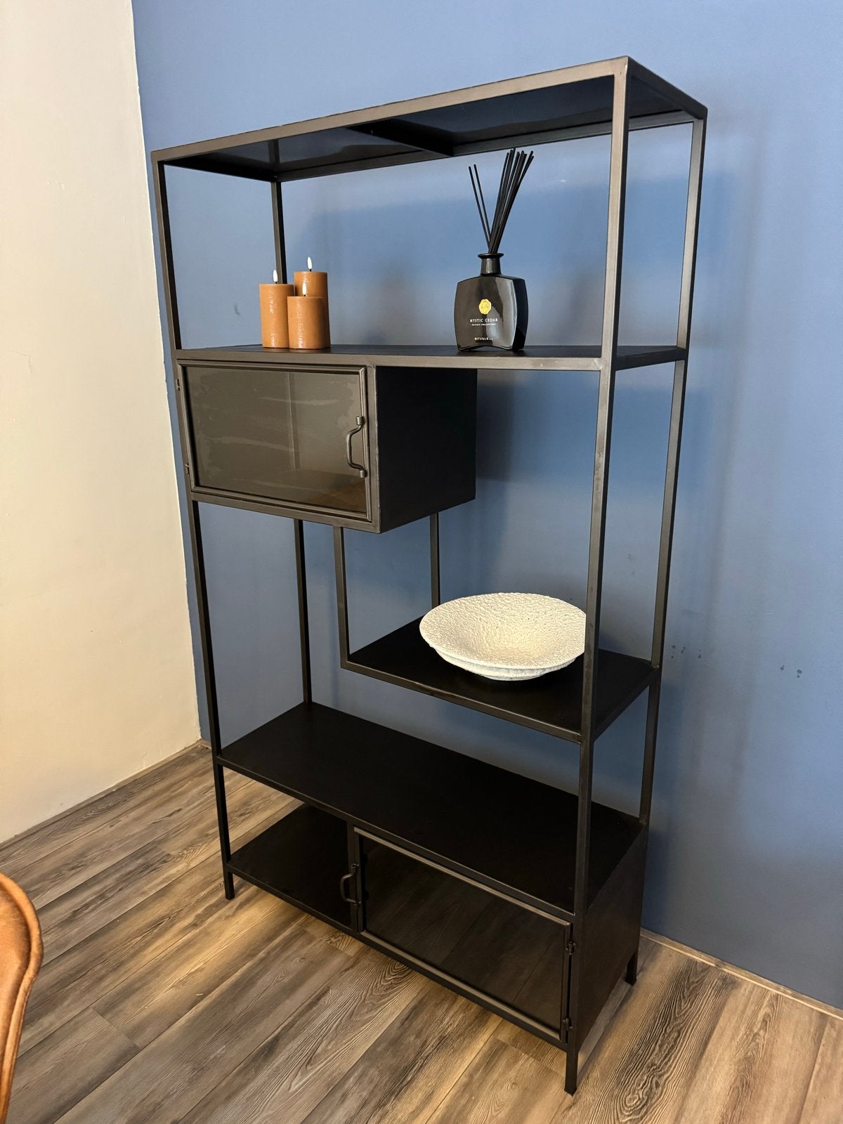 Zwart metalen open kast met deuren en planken, Ophalen, 50 tot 100 cm, Zo goed als nieuw, Metaal