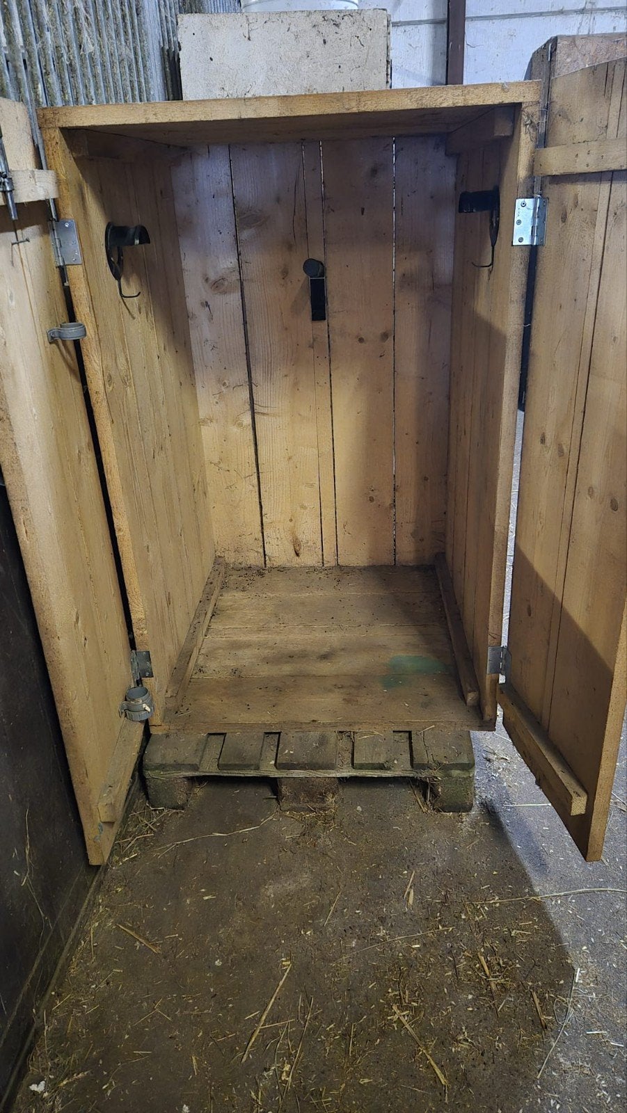 Robuuste houten kast op pallet - Ideaal voor opslag zadelkas, Dieren en Toebehoren, Paarden en Pony's | Overige Paardenspullen