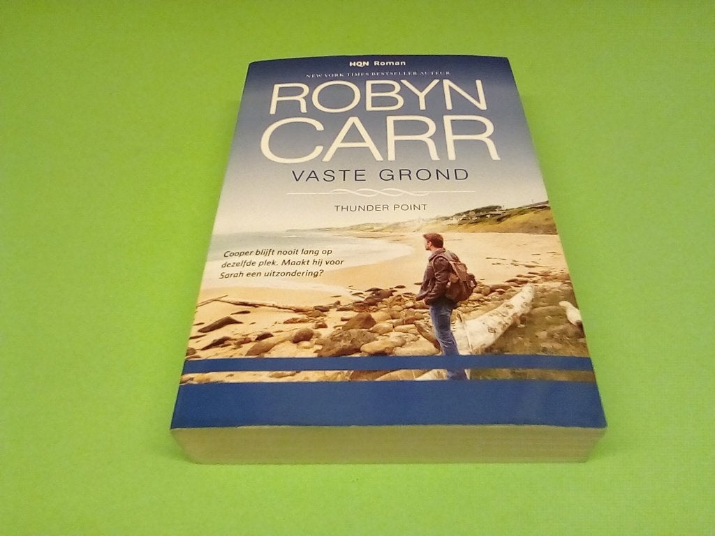Robyn Carr - Vaste Grond (Thunder Point), Gelezen, Ophalen of Verzenden, Nederland, Robyn Carr