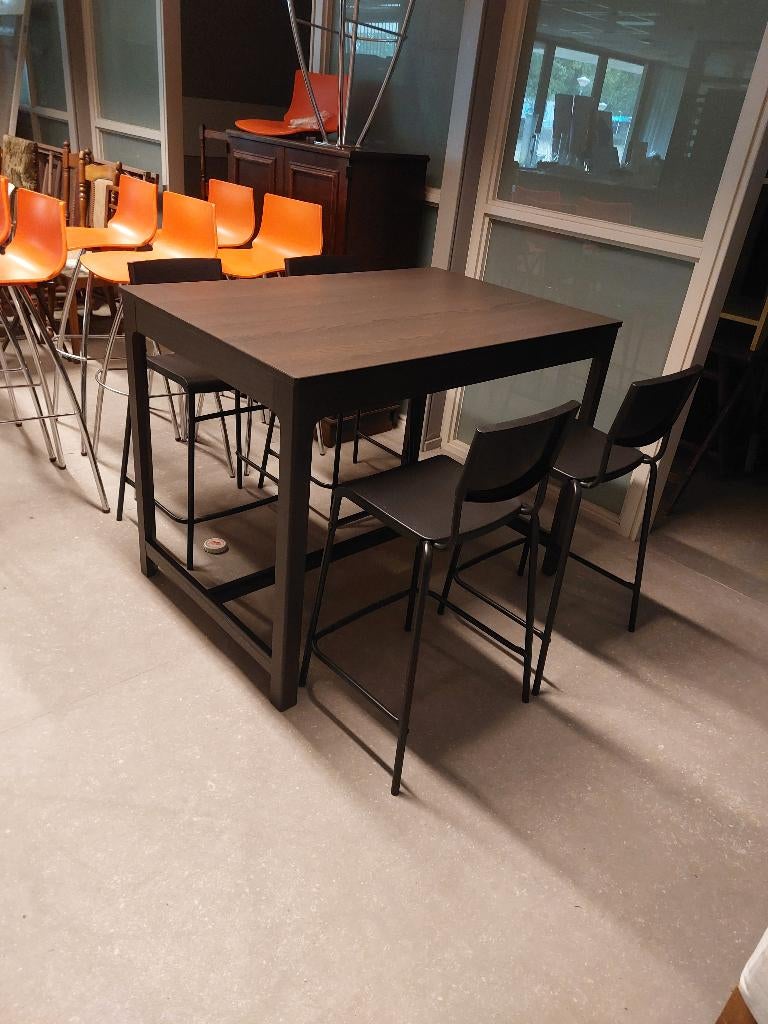 2 stuks bartafel met elk 4 krukken ( 501014), Ophalen