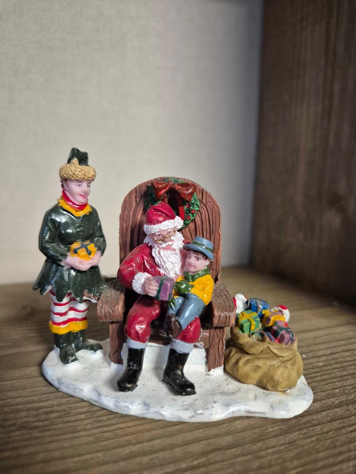 Lemax figuur 24 kerstdorp kersthuisjes, Diversen, Ophalen of Verzenden, Zo goed als nieuw