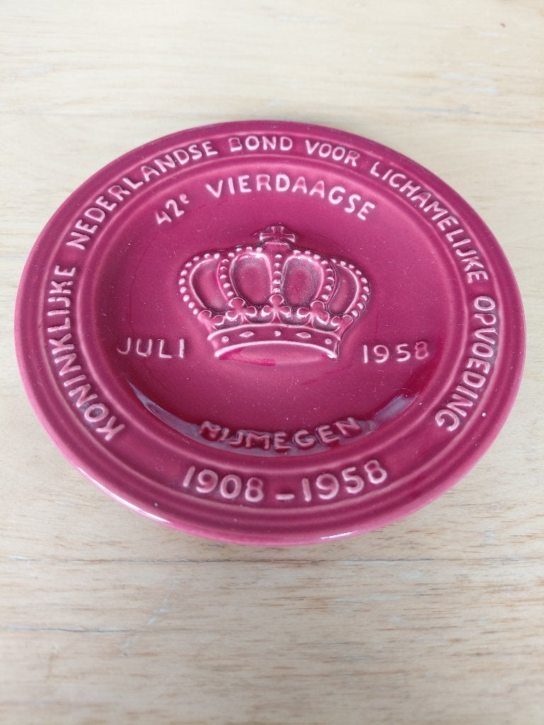 Bordje 42e Nijmeegse Vierdaagse 1908-1958. Nijmegen, Ophalen of Verzenden, Zo goed als nieuw, Overige typen