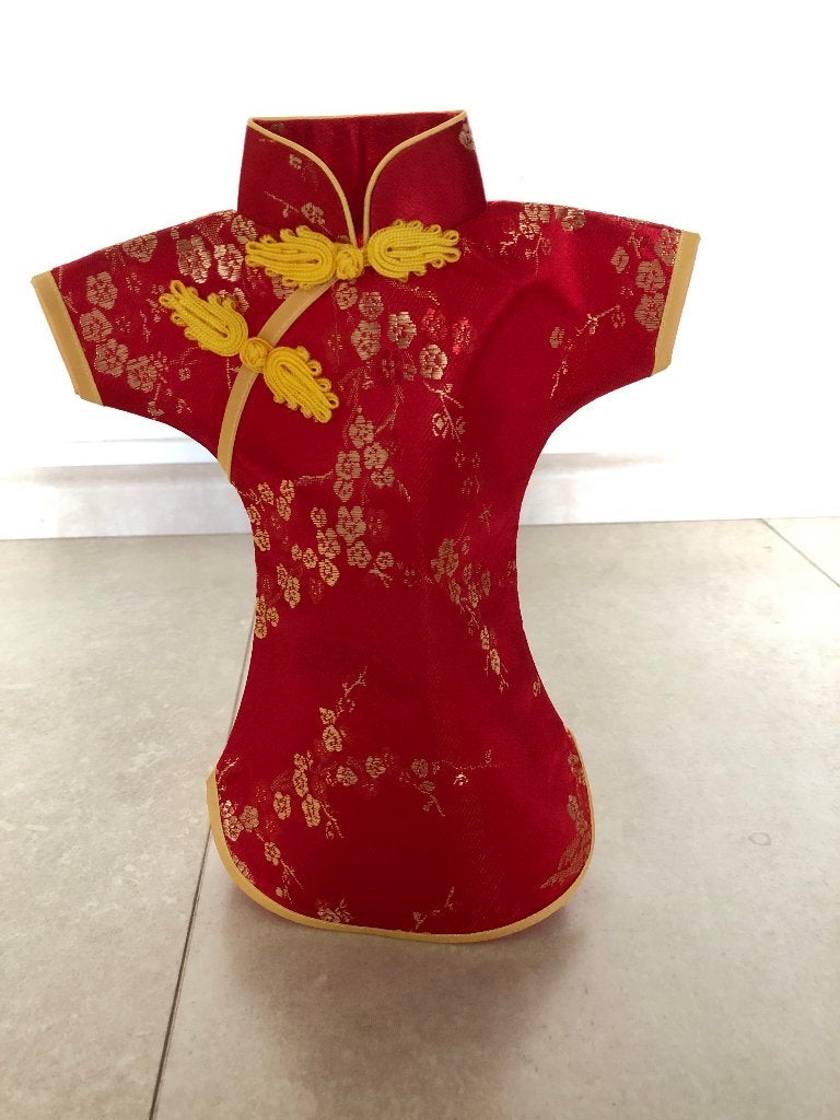 Decoratie voor (wijn)fles in de vorm van Chinees jurk, 29cm, Overige typen, Ophalen of Verzenden, Nieuw, Rood