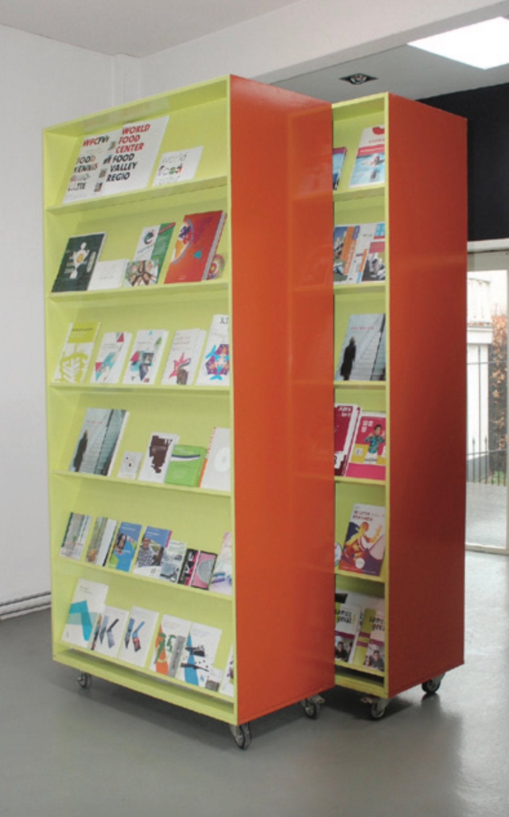 Boekenkast / presentatiekast, Ophalen, Met plank(en), 100 tot 150 cm, 200 cm of meer