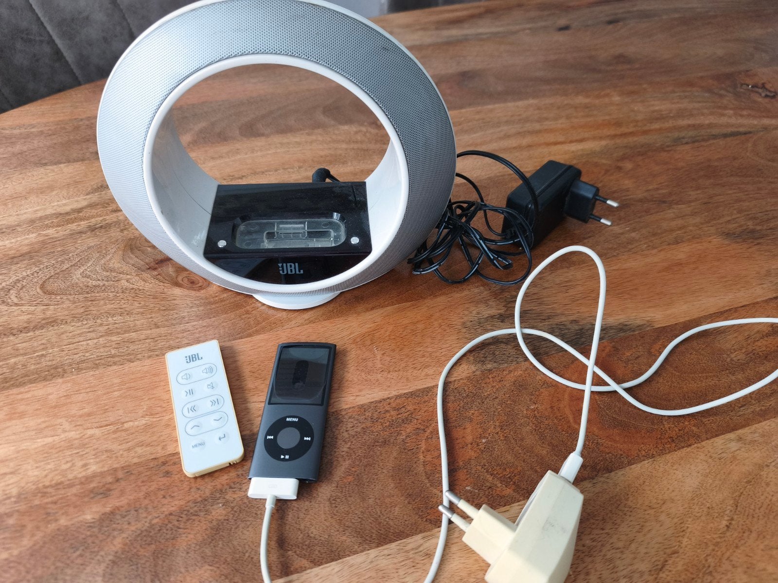 iPod Nano 8GB met JBL Radial Docking Station en lader, Gebruikt, Zwart, Ophalen of Verzenden, Nano