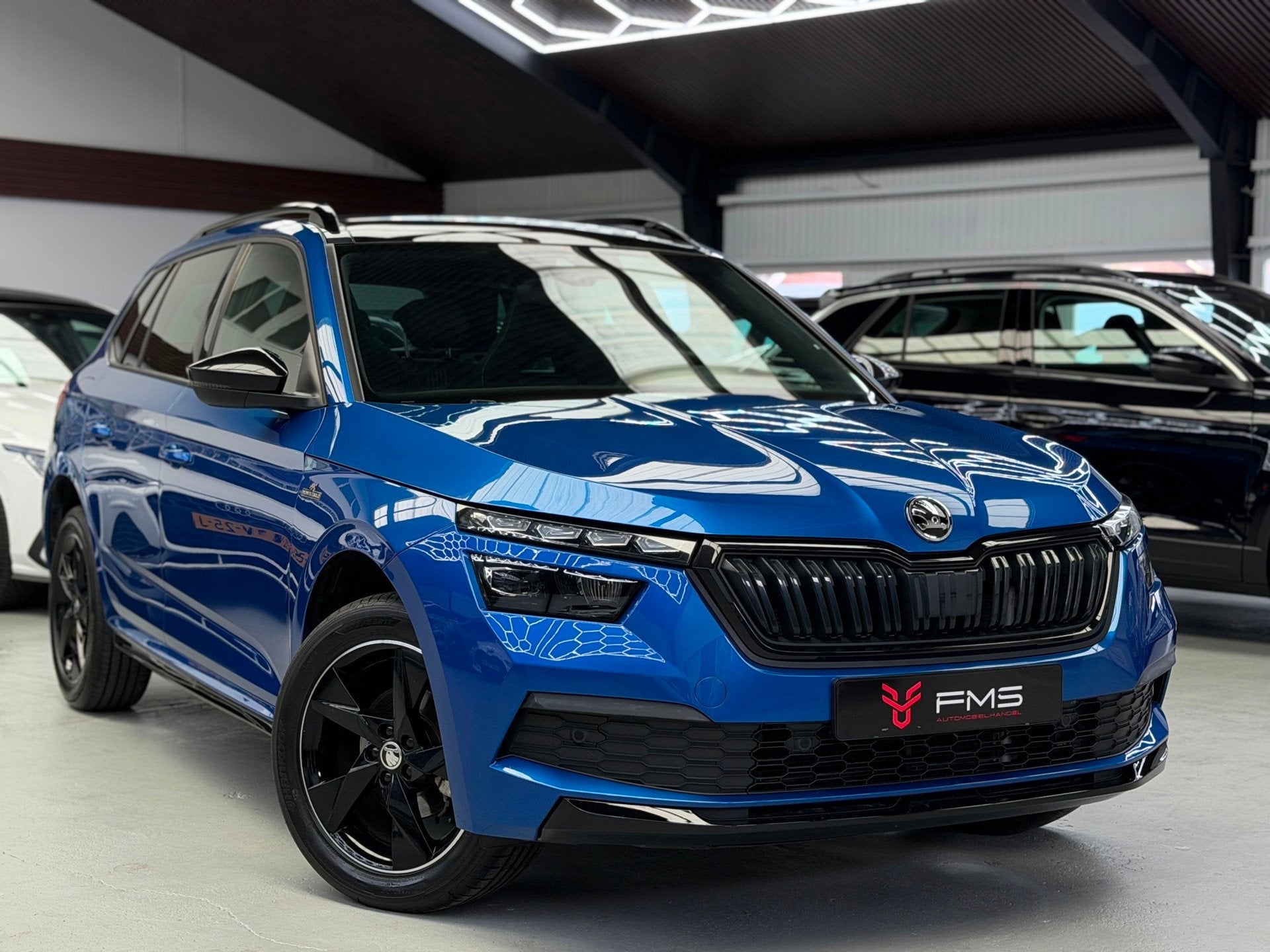 Skoda Kamiq 1.0 TSI Monte Carlo Pano Camera CarPlay, Auto's, 1160 kg, Stof, Gebruikt, Zwart
