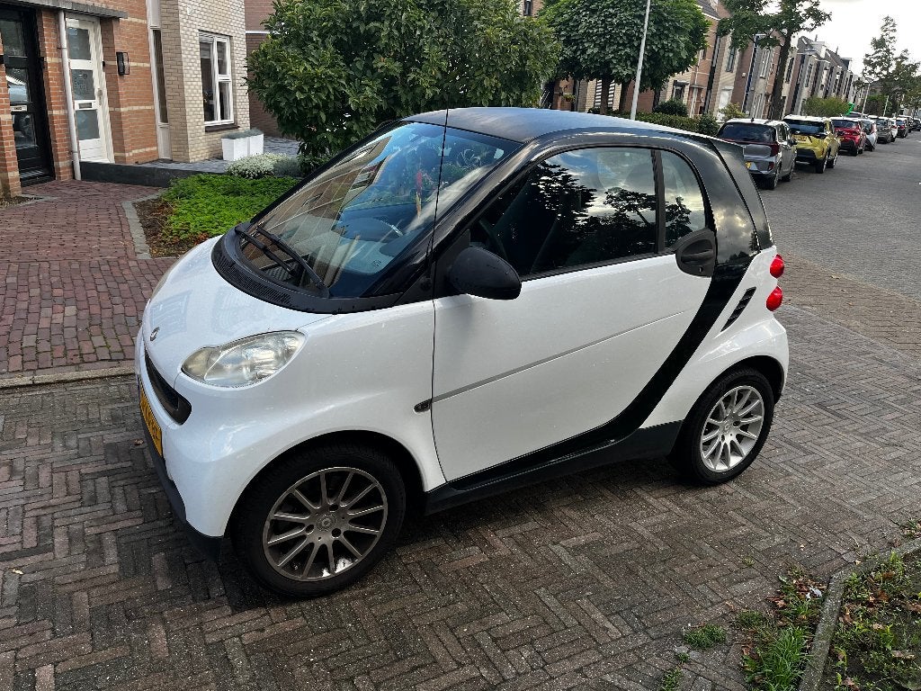 Smart ForTwo 1.0 45KW Coupe AUT 2007 Zwart, Auto's, Euro 5, 18 €/maand, 61 pk, Wit