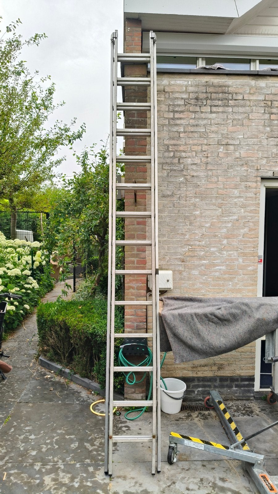Nette aluminium ladder 2x14 treden ca 7mtr totaalhoogte, Ophalen, Zo goed als nieuw, Ladder, Opvouwbaar of Inschuifbaar