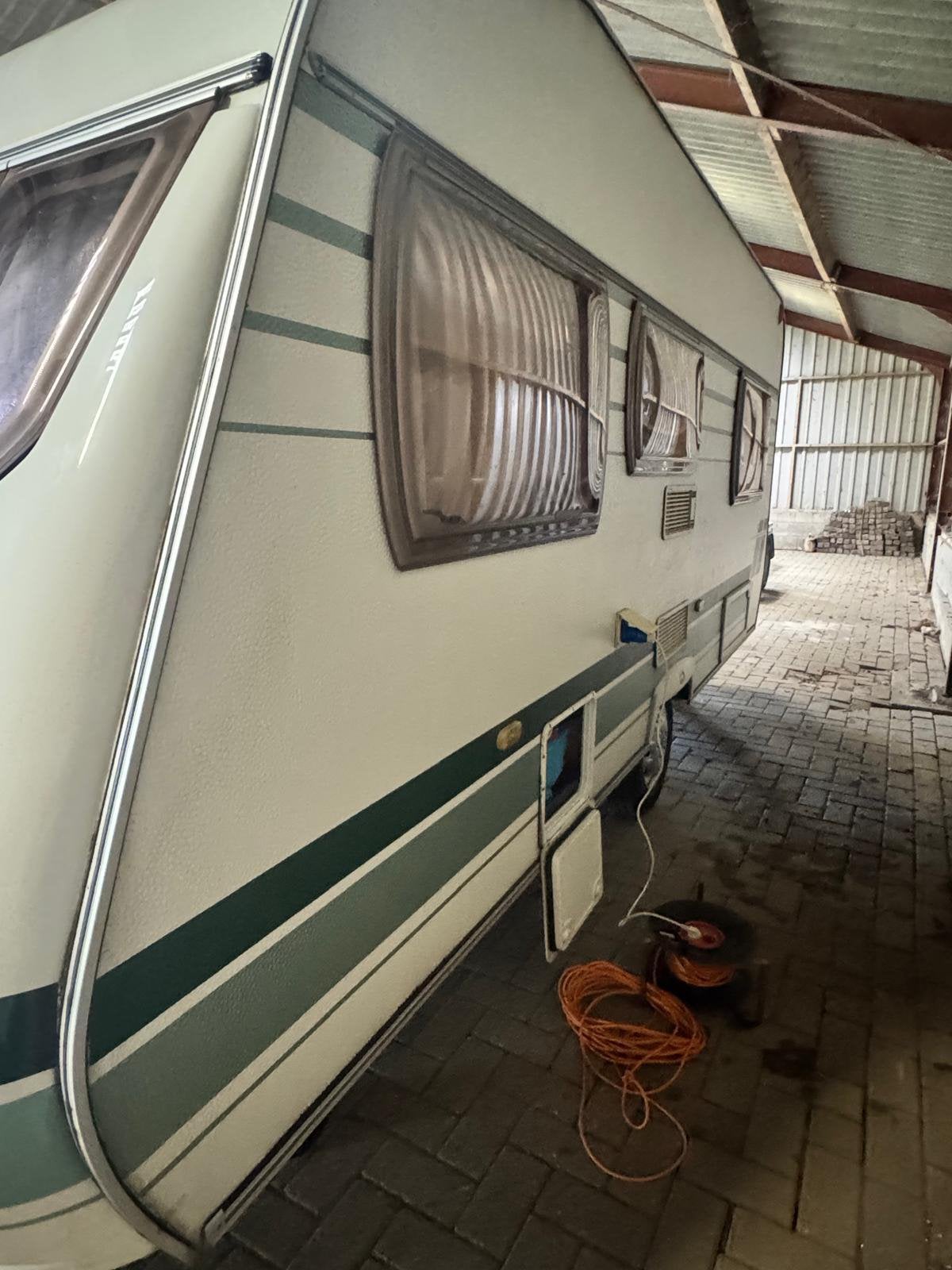 Chateau Calista 450 caravan  2004 moover luifel voortent, Caravans en Kamperen, Chateau, Rondzit, Frans bed, Particulier