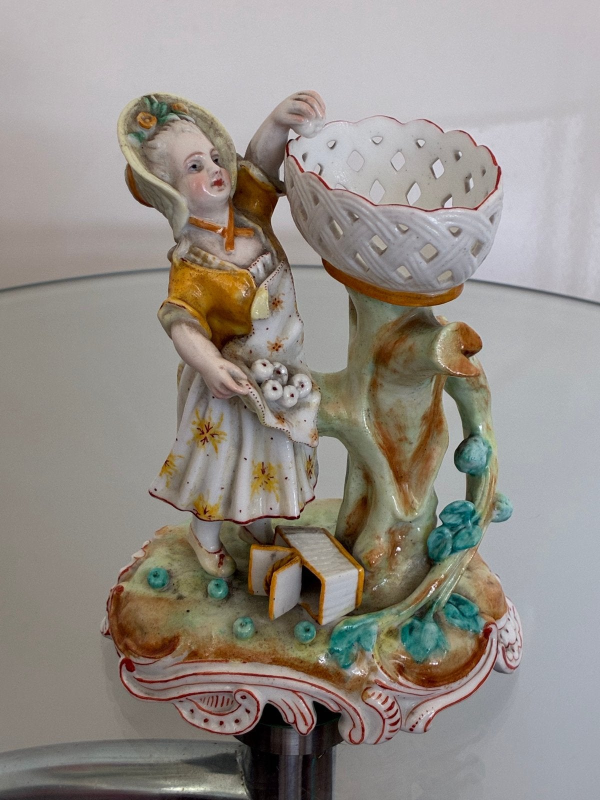 Antiek Dresden Stijl Porseleinen Beeldje met Mand, Antiek en Kunst, Antiek | Porselein, Ophalen of Verzenden