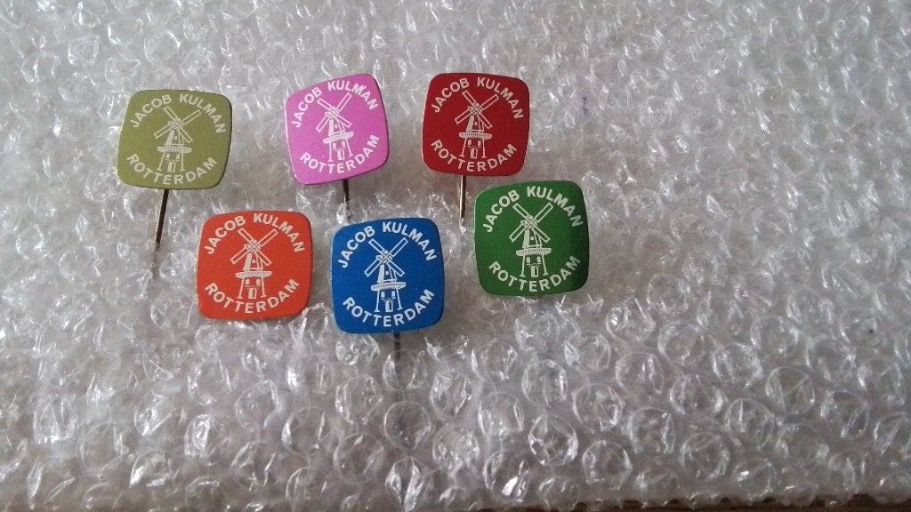6 verschillende kleuren speldjes jacob kulman uit Rotterdam, Verzamelen, Speldjes, Pins en Buttons, Ophalen of Verzenden, Zo goed als nieuw