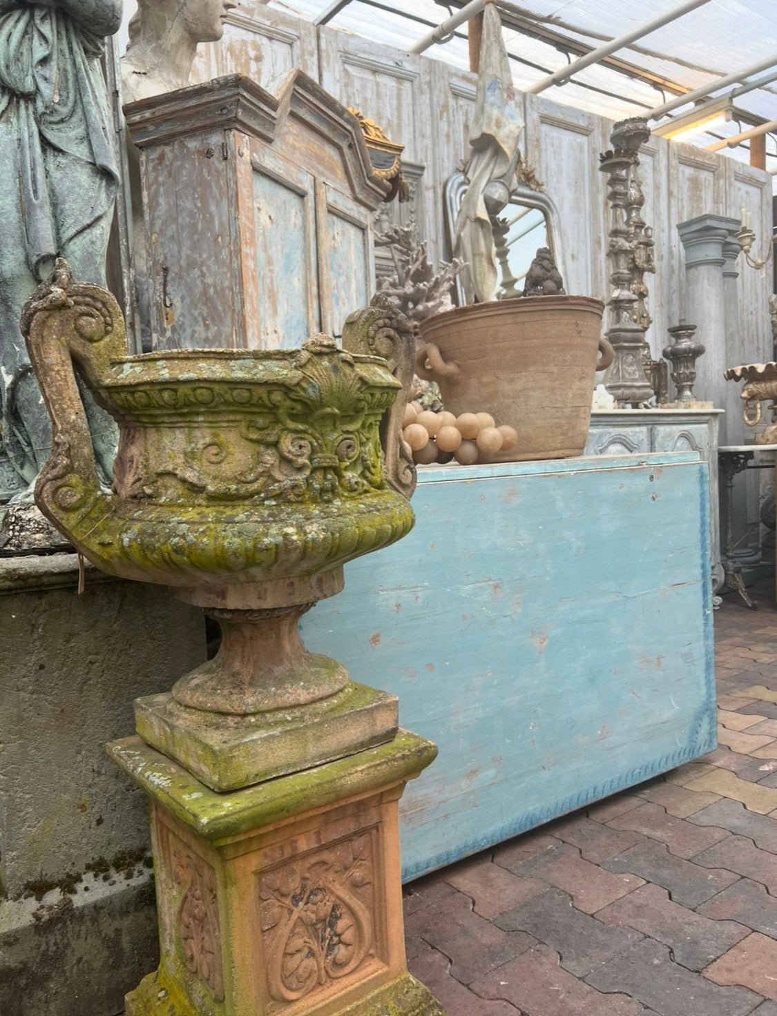 Foto 4 van Per Sempre, Rijk gedecoreerde monumentale tuinvaas,sokkel