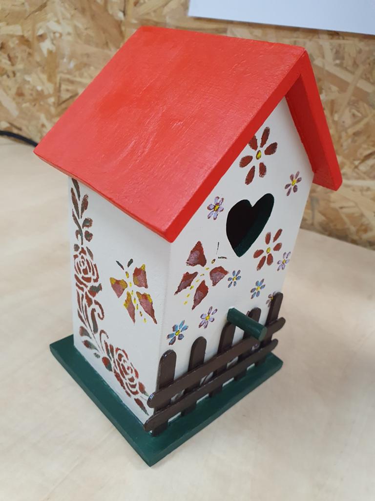 Handgemaakt vogelhuisje met vrolijke beschildering, Ophalen of Verzenden, Nieuw
