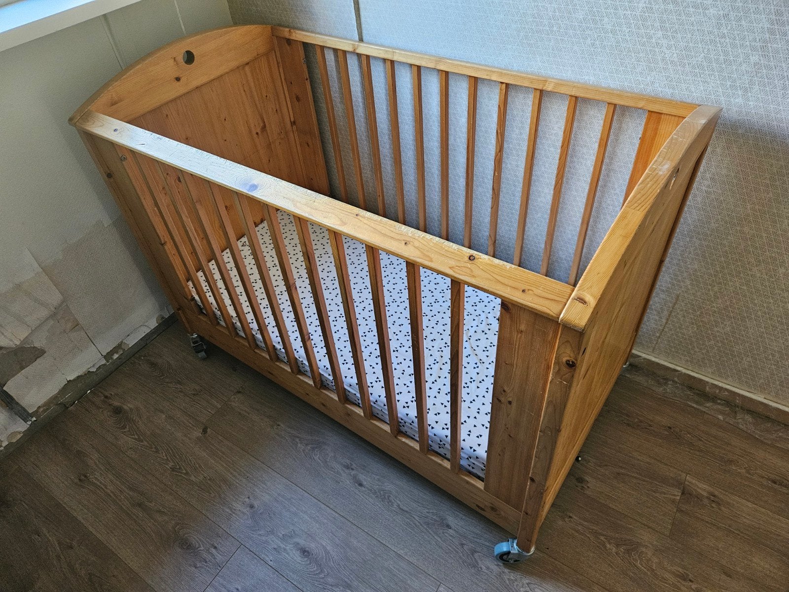 Gratis | Stevig Ledikant op Wieltjes met Rem - Schothorst, Kinderen en Baby's, Ophalen, Gebruikt, Ledikant
