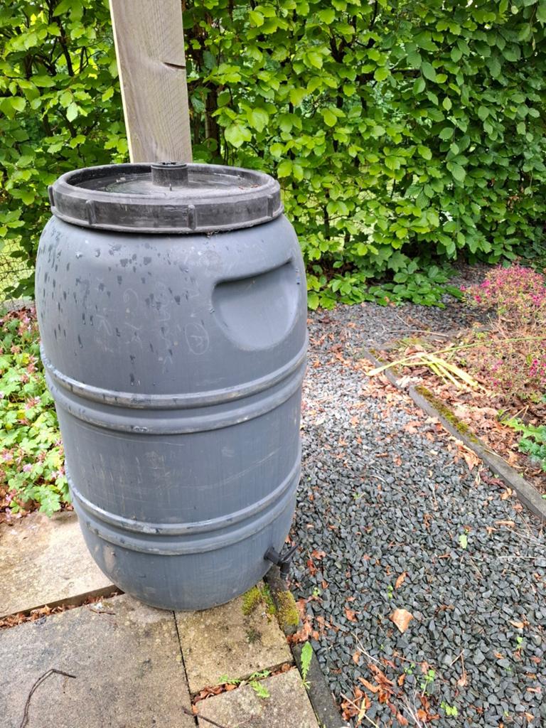 Grote grijze regenton met kraantje, 275 liter, Tuin en Terras, Regentonnen, Ophalen, Kunststof, Gebruikt, Met kraantje