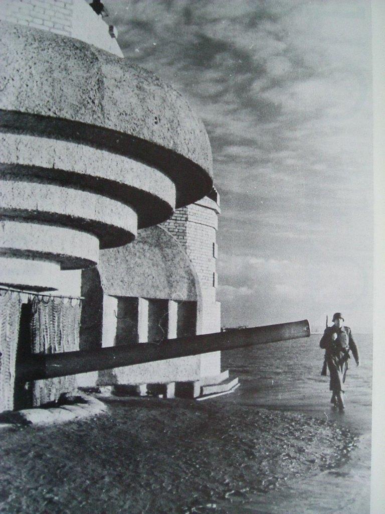Der Atlantikwall. Perlenschnur aus Stahlbeton., Boeken, Ophalen of Verzenden, Algemeen, Tweede Wereldoorlog, Gelezen