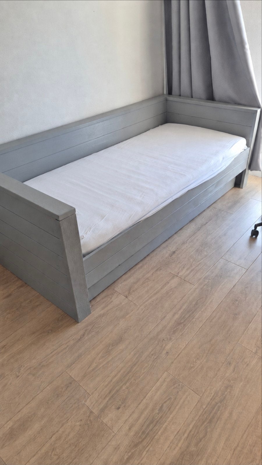 Woood Dennis Bedbank - Grijs eenpersoonsbed (grenen), Ophalen, Gebruikt, 90 cm, Eenpersoons