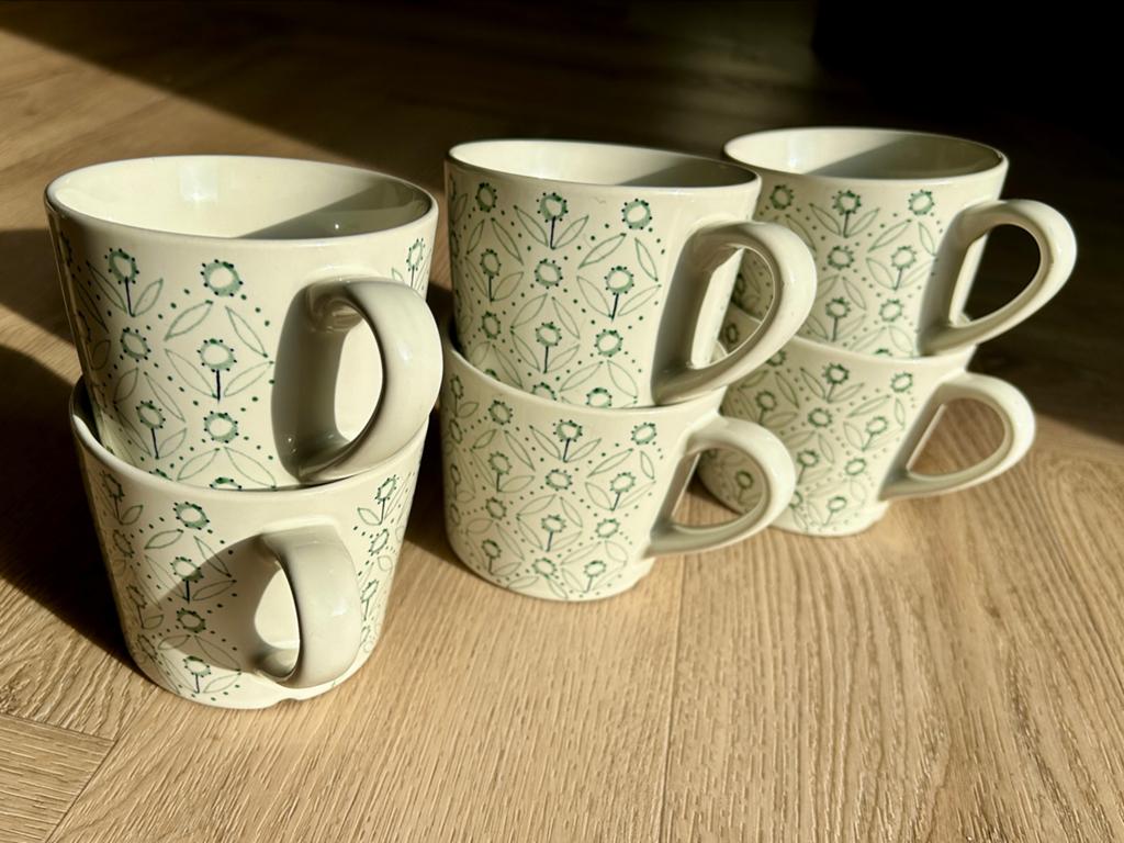 IKEA mokken wit/beige met lichtgroen bloemmotief, Huis en Inrichting, Ophalen, Gebruikt, Overige stijlen, Kop(pen) en/of Schotel(s)