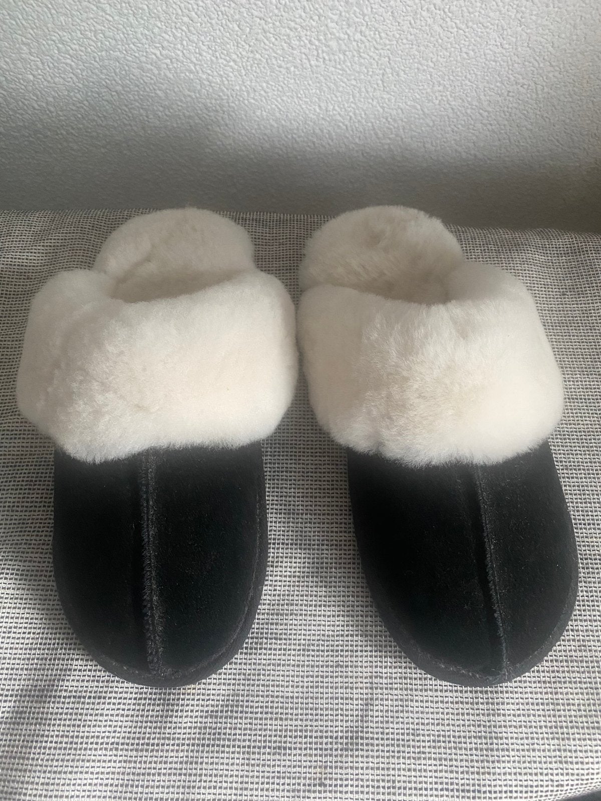 Sloffen Just Sheepskin mt.37/38, Ophalen of Verzenden, Zo goed als nieuw, Zwart, Pantoffels of Sloffen