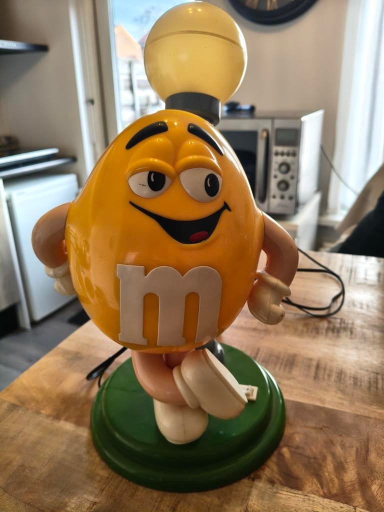 M&M's Gele Karakter Lamp - Unieke Decoratief Stuk, Kunststof, Gebruikt, 50 tot 75 cm, Speels, Decoratief, Pop Art