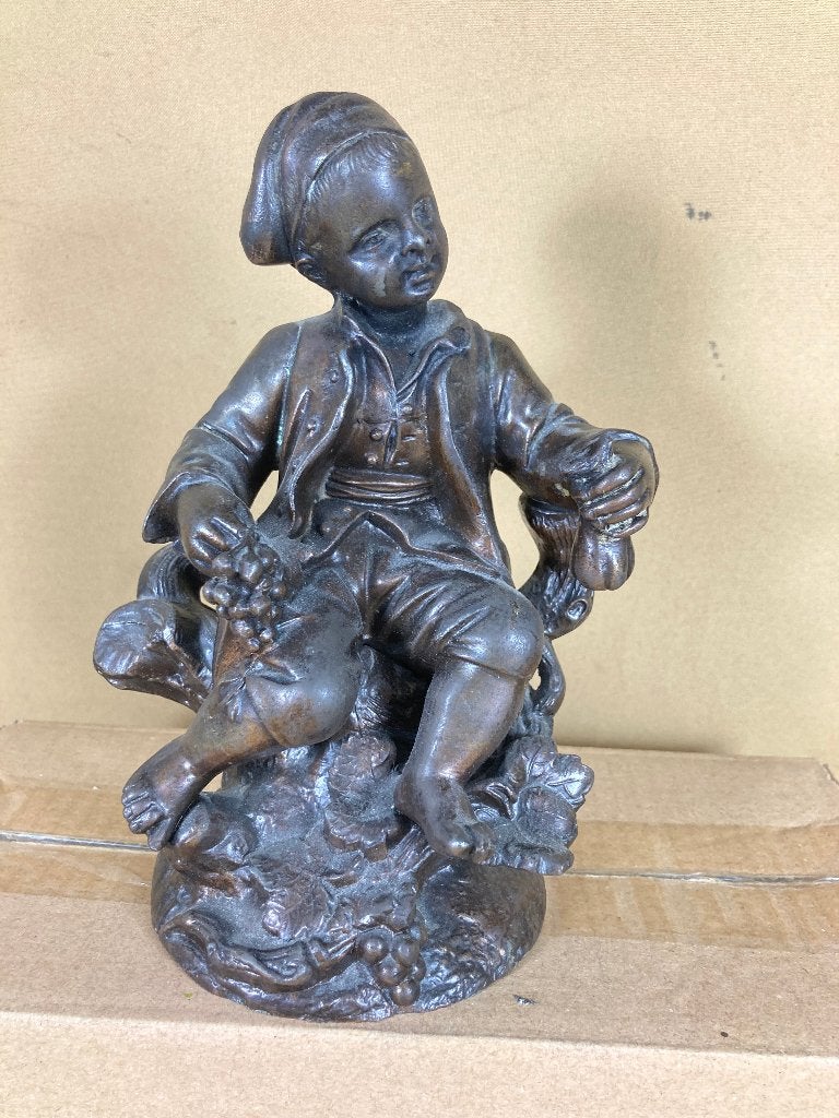 Antiek bronzen beeld jongen zittend op boomstam 19e eeuw, Minder dan 20 cm, Ophalen of Verzenden, Brons, Beeld