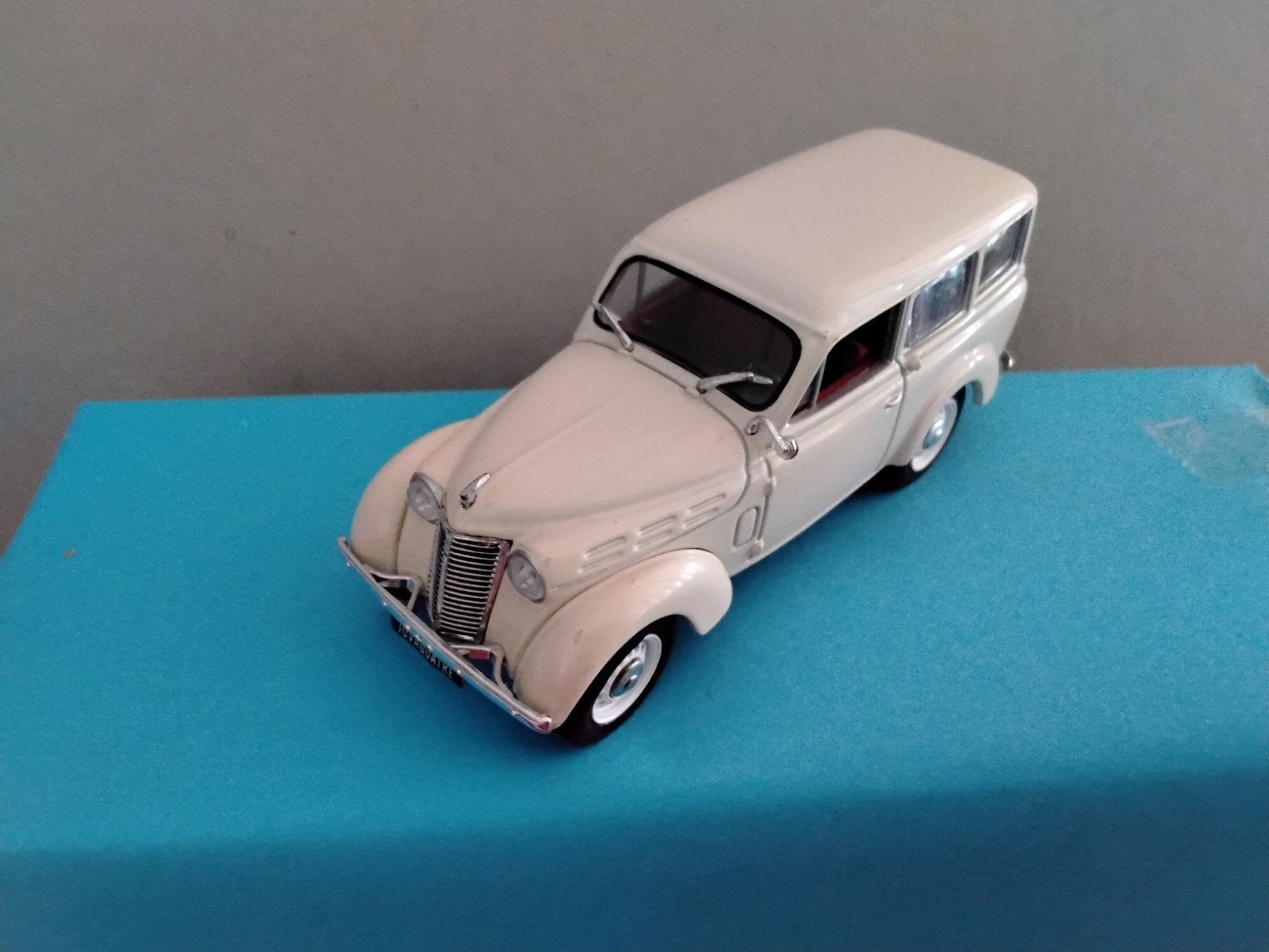 RENAULT      JUVAQUATRE  BREAK   1949/1951 IN BEIGE KLEUR, Hobby en Vrije tijd, Modelauto's | 1:43, Verzenden