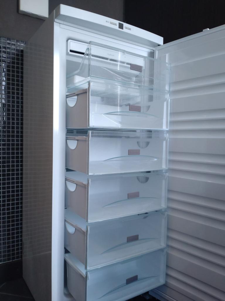grote Miele (Liebherr) No-Frost vrieskast 6-lades 226-ltr A+, Gebruikt, Energieklasse A of zuiniger, 140 tot 160 cm, Ophalen