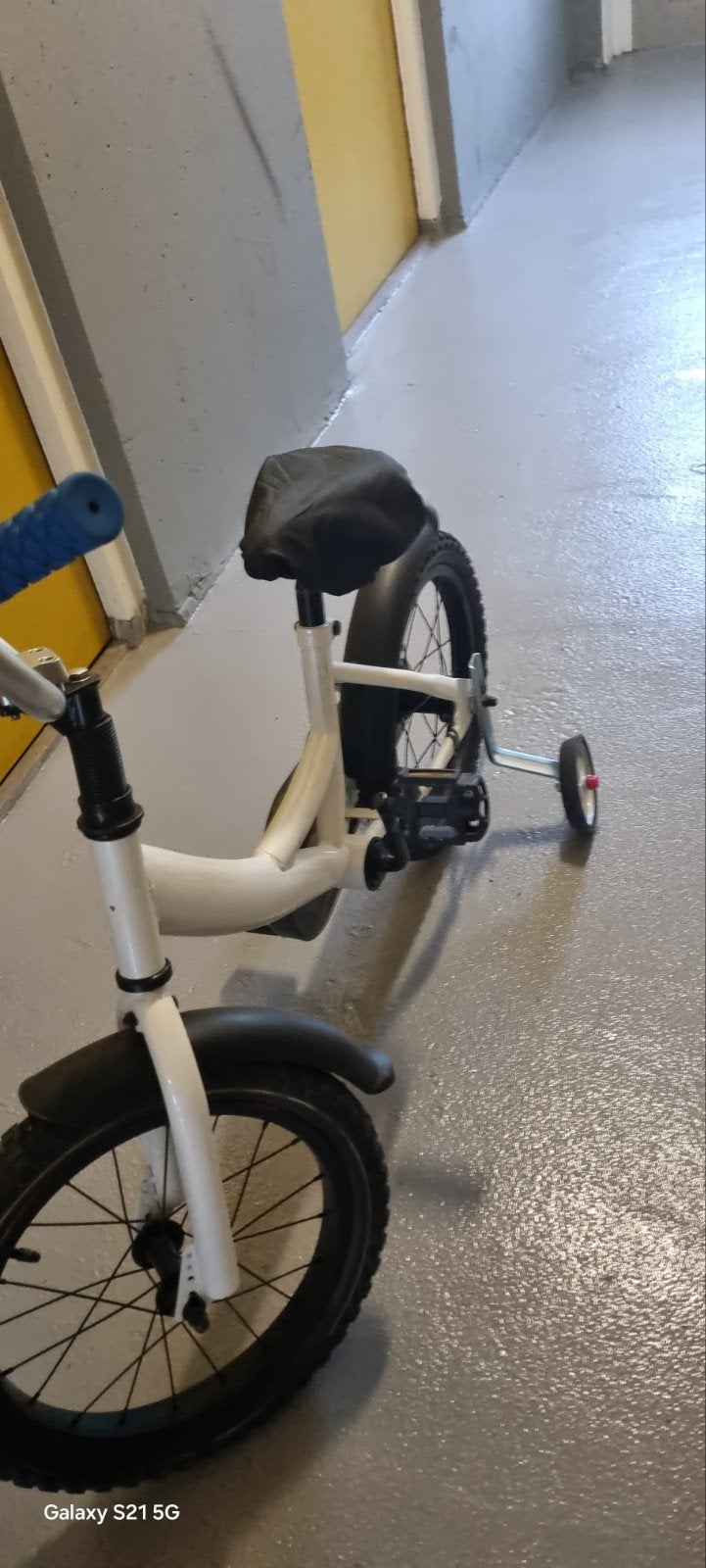 Kinder fiets 16 inch, Fietsen en Brommers, Fietsen | Kinderfietsjes, Ophalen, Terugtraprem, 16 tot 20 inch, Zijwieltjes