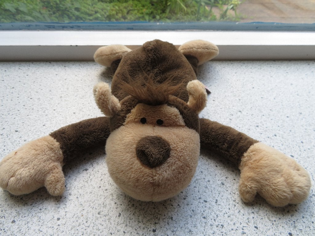 Liggende aap merk NICI bruin beige velours meet ca 28 cm, NICI, Korrelvulling, Ophalen of Verzenden, Zo goed als nieuw