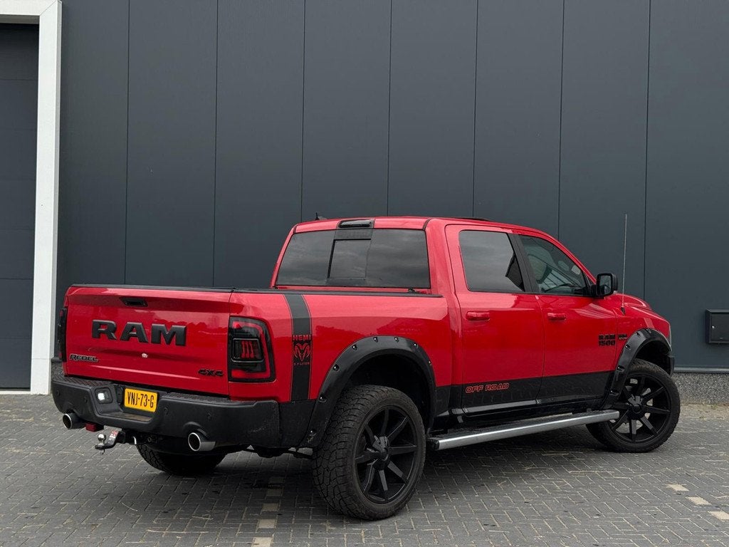 Dodge Ram 1500 5.7 V8 LPG 4x4 Crew Cab 5'7 Rebel RED | NAVI, Auto's, Automaat, 2598 kg, Gebruikt, 5654 cc