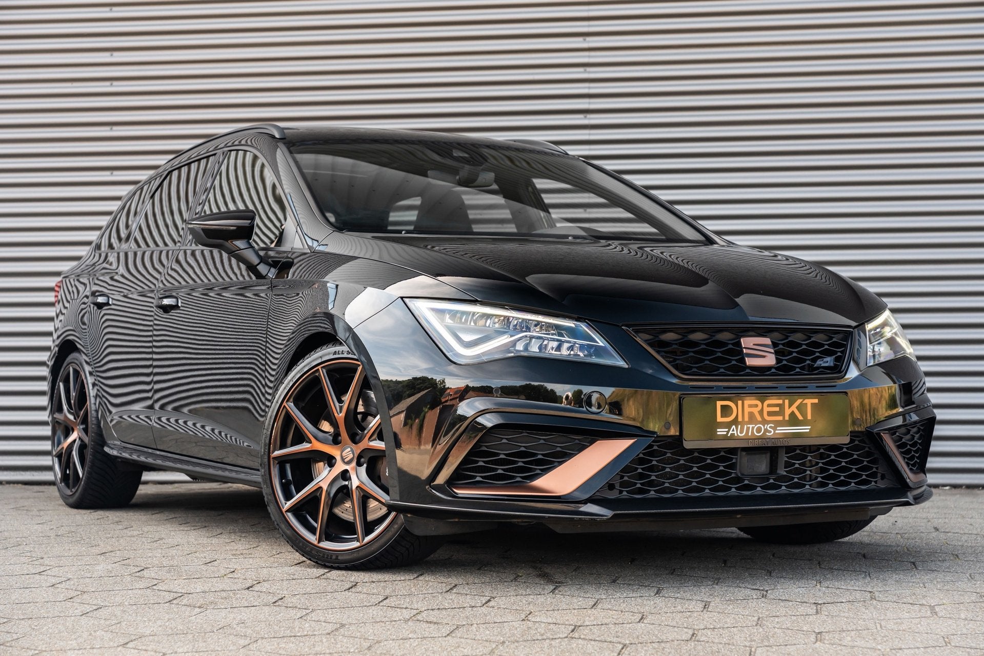 SEAT Leon ST 2.0 TSI CUPRA R 4DRIVE PANO CARBON BREMBO BEATS, Automaat, Gebruikt, Zwart, 4 cilinders