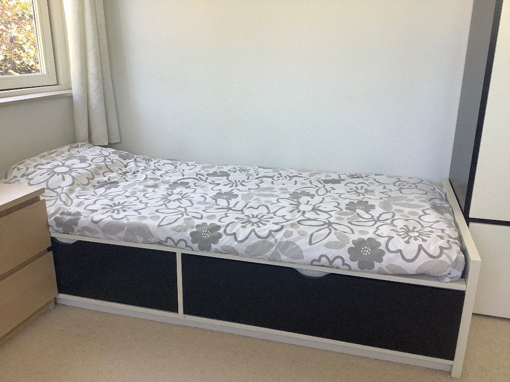 Bed wit met zwarte lades, Huis en Inrichting, Slaapkamer | Bedden, Ophalen, Overige materialen, Gebruikt, 90 cm