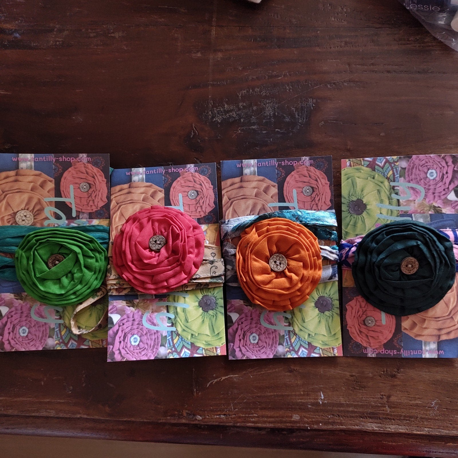 Set van 4 handgemaakte stoffen bloemen met lint, Handgemaakt, Textiel, Nieuw, Meerkleurig