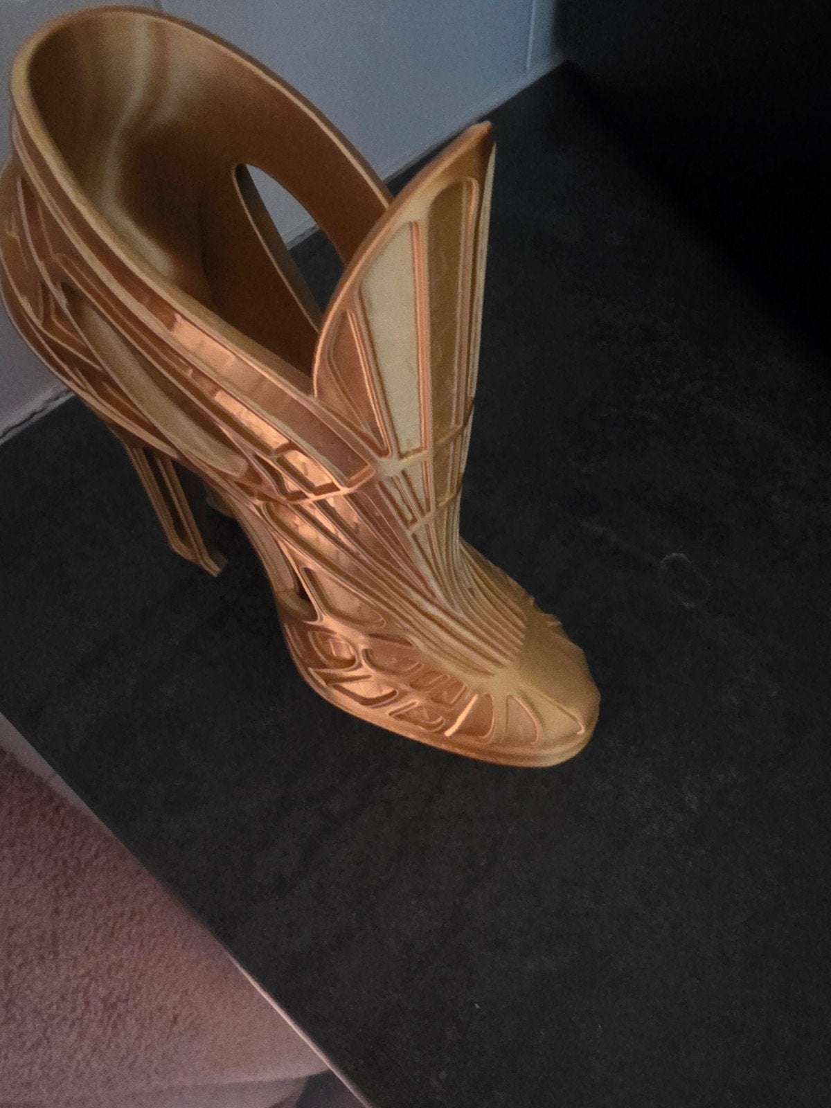 Gouden decoratieve hoge hak schoen, Kleding | Dames, Onbekend, Ophalen of Verzenden, Zo goed als nieuw