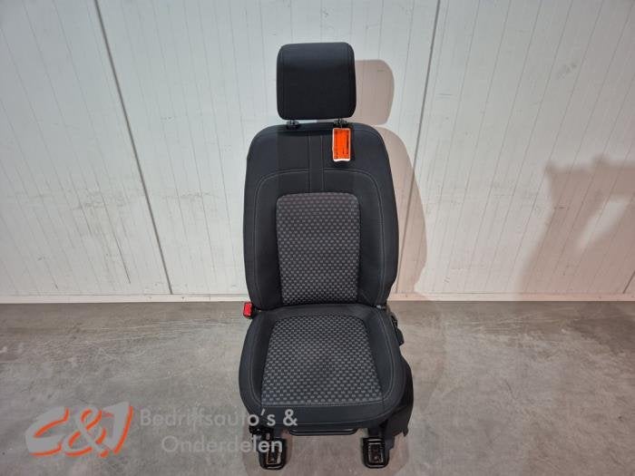 Stoel links van een Ford Transit Connect