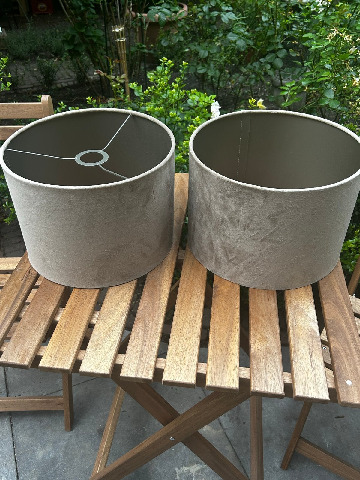 2 fluwelen lampenkappen grijs 30 cm, Rond, Ophalen of Verzenden, Zo goed als nieuw, Textiel