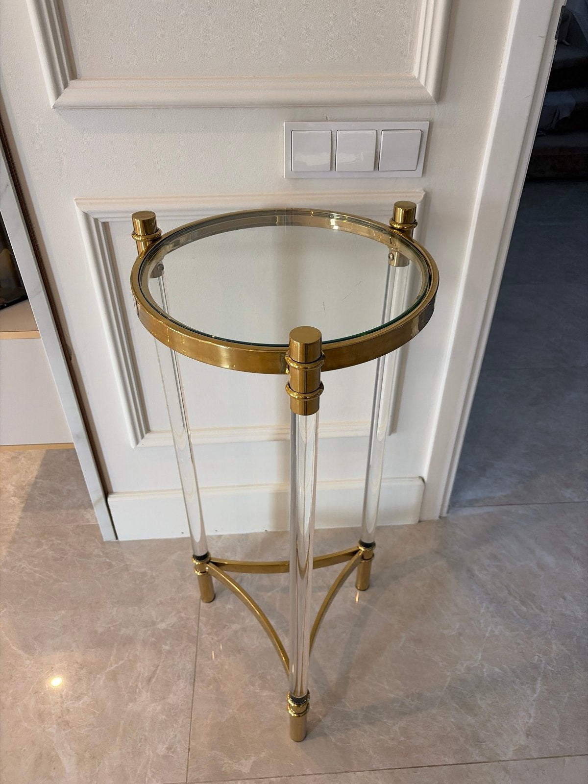 Eichholtz bijzettafel met glazen blad en gouden accenten, Ophalen, Minder dan 55 cm, Gebruikt, Rond